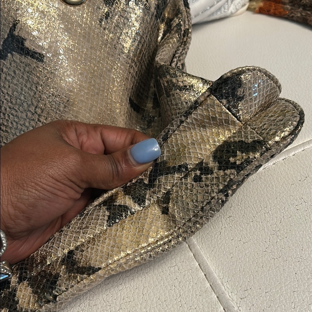 Elegant DKNY Black & Gold Snakeskin Patterned Women's tote bag! - Picture 6 of 13